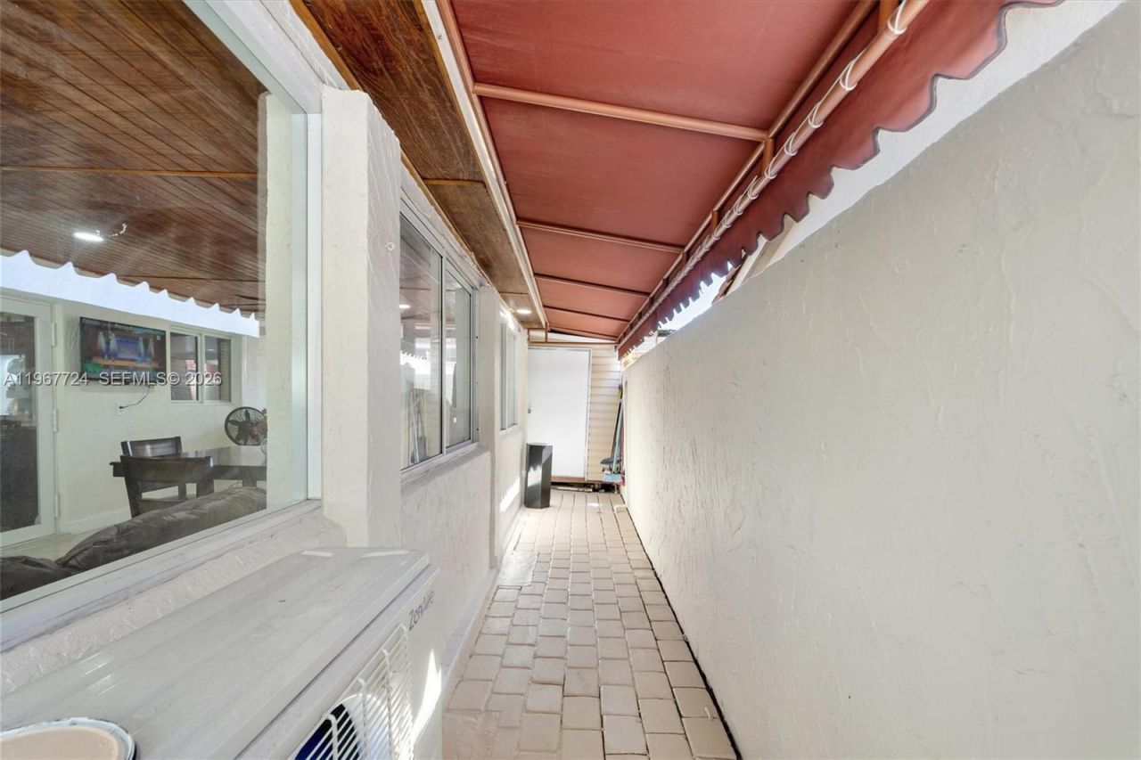 9326 NW 121st St, Unit 115, Hialeah Gardens, FL 33018 Photo