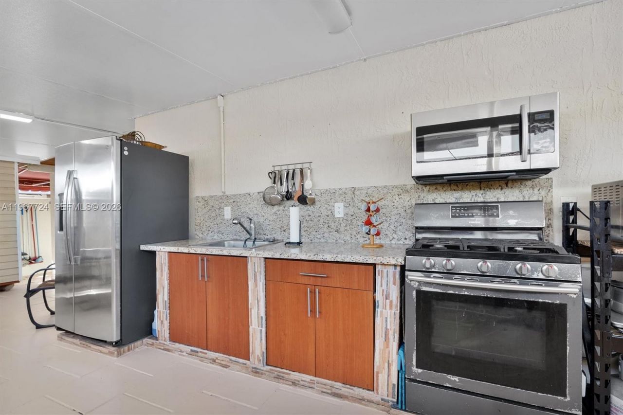 9326 NW 121st St, Unit 115, Hialeah Gardens, FL 33018 Photo