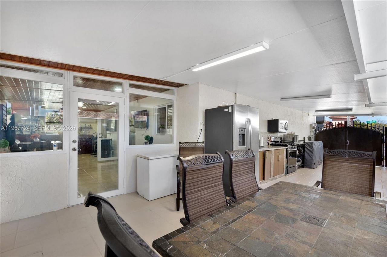 9326 NW 121st St, Unit 115, Hialeah Gardens, FL 33018 Photo