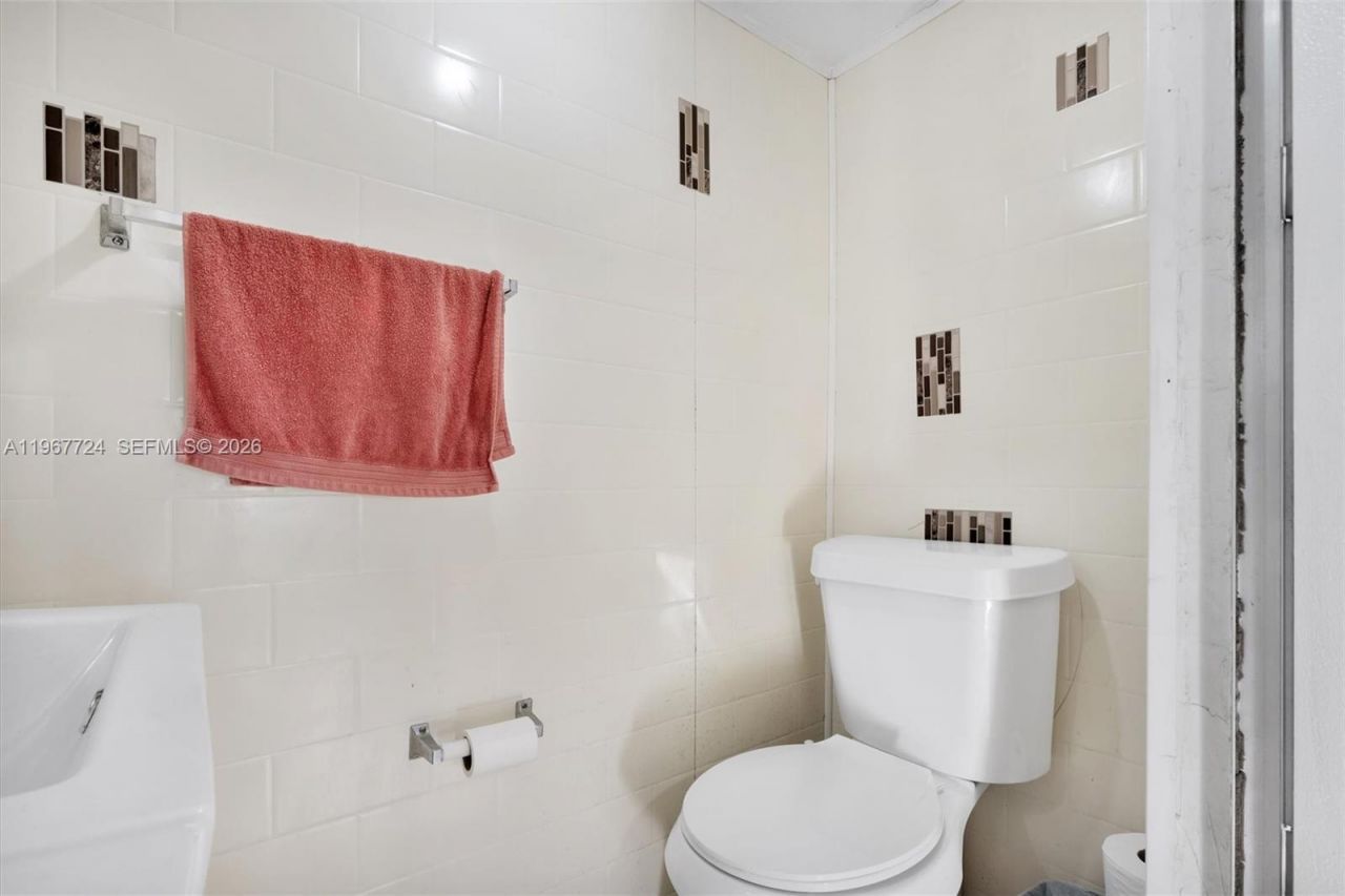 9326 NW 121st St, Unit 115, Hialeah Gardens, FL 33018 Photo