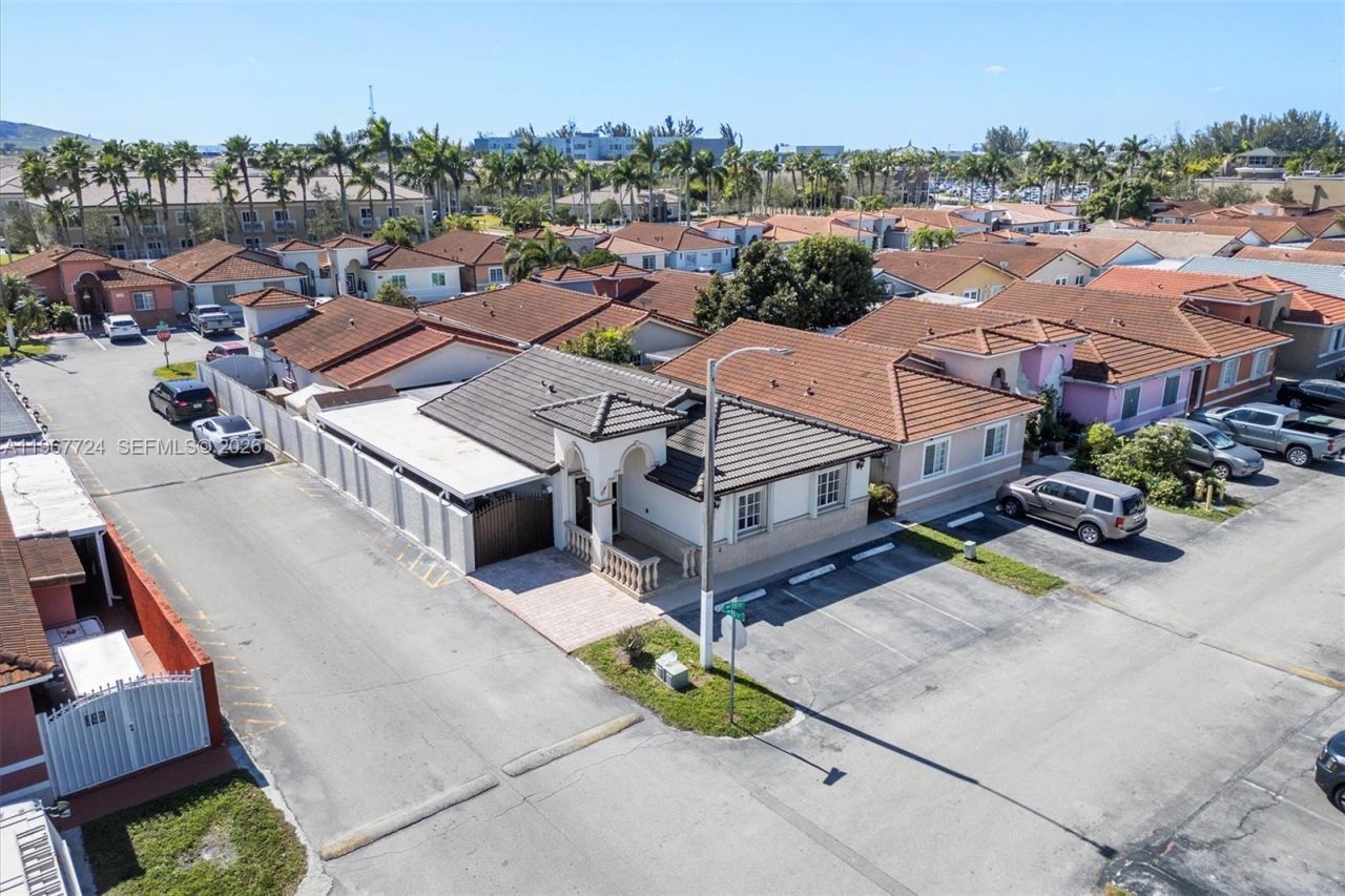 9326 NW 121st St, Unit 115, Hialeah Gardens, FL 33018 Photo