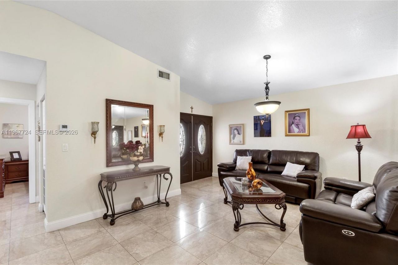 9326 NW 121st St, Unit 115, Hialeah Gardens, FL 33018 Photo
