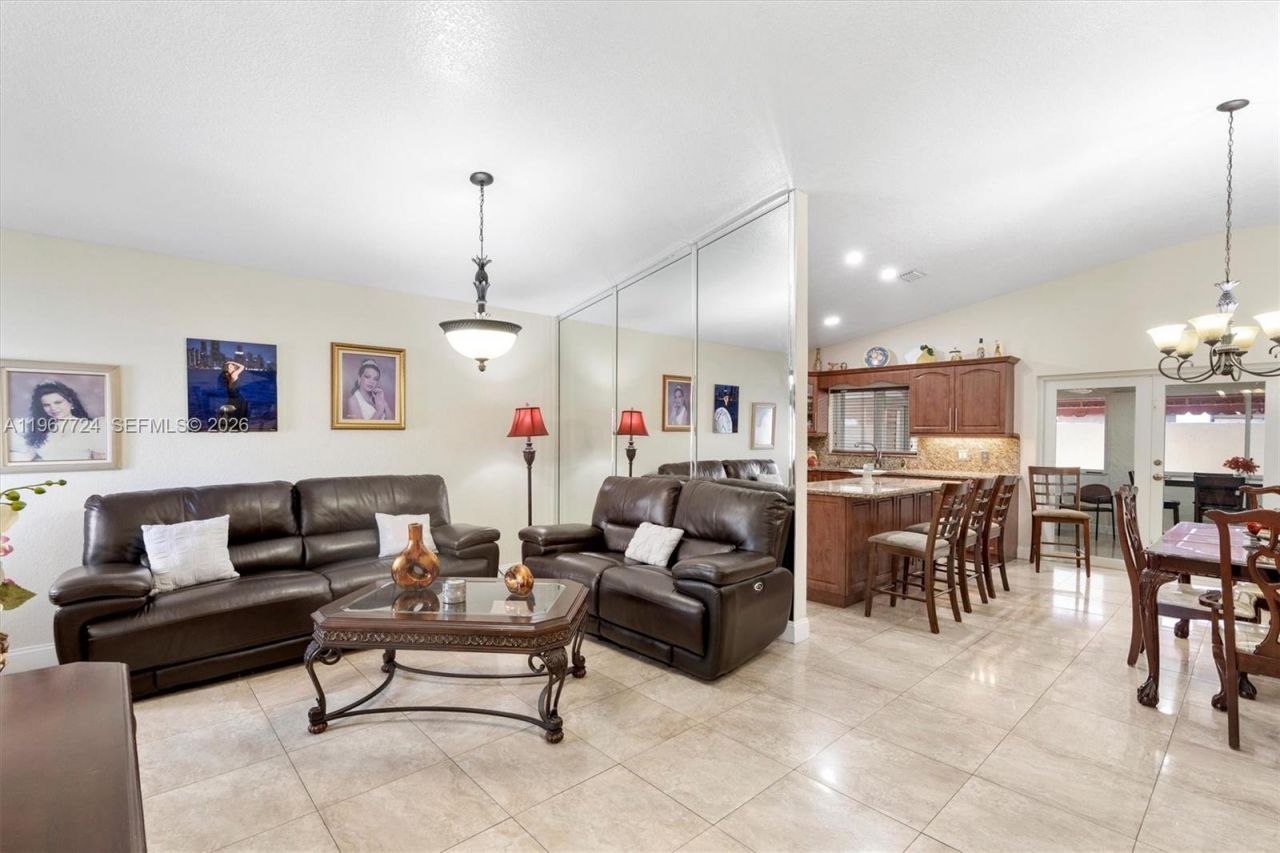 9326 NW 121st St, Unit 115, Hialeah Gardens, FL 33018 Photo