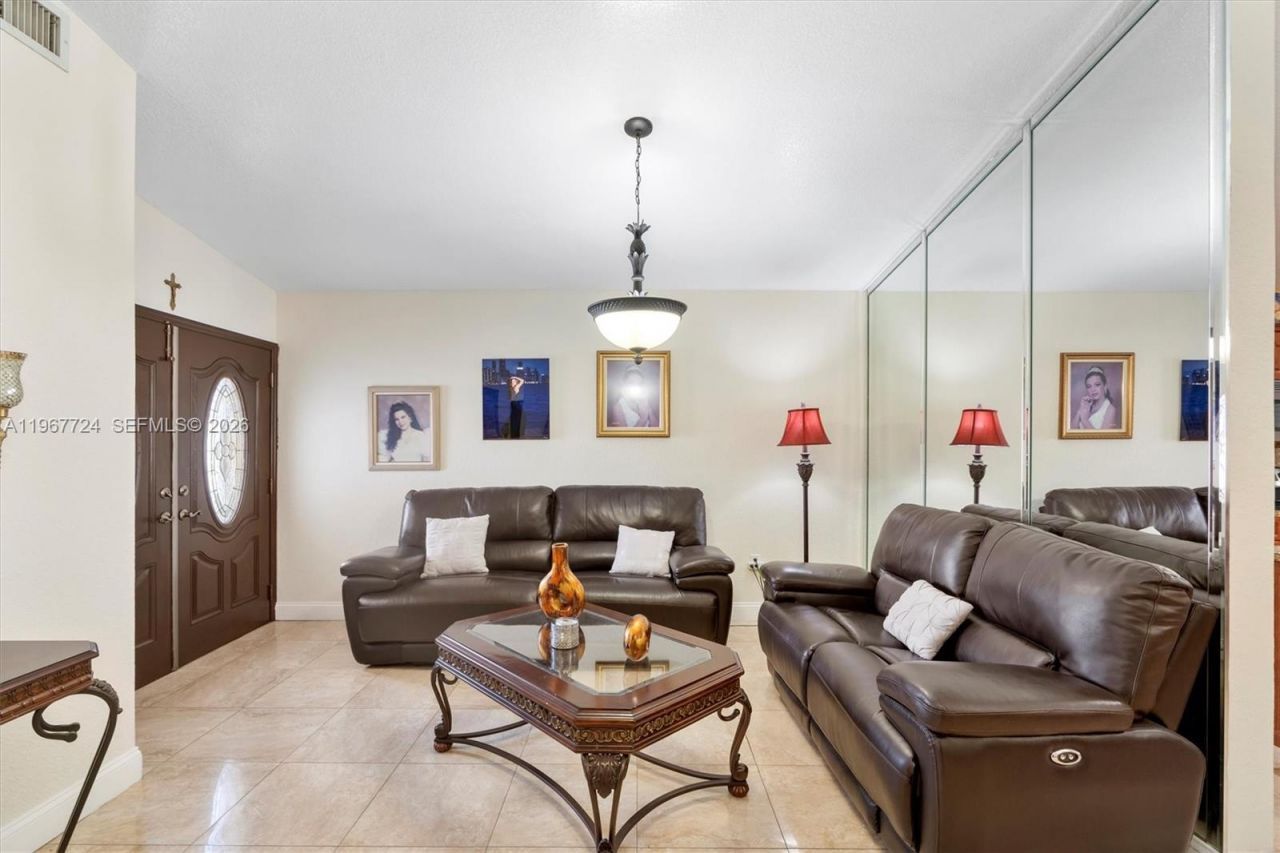 9326 NW 121st St, Unit 115, Hialeah Gardens, FL 33018 Photo