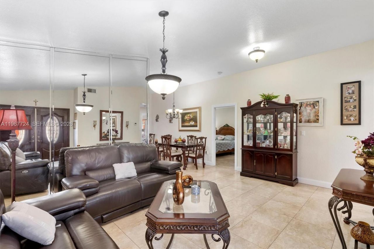 9326 NW 121st St, Unit 115, Hialeah Gardens, FL 33018 Photo