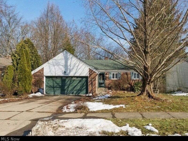 725 N Hawkins Avenue, Akron, OH 44313 Photo 1