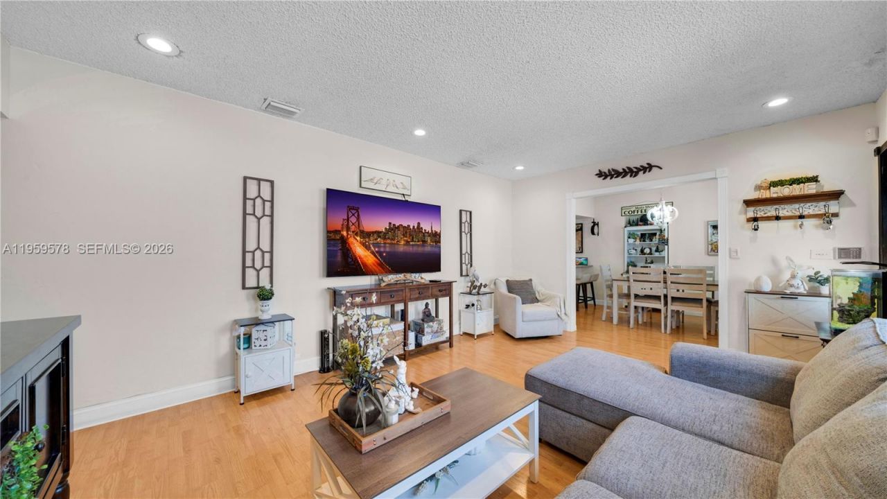 360 W 55th St, Hialeah, FL 33012 Photo