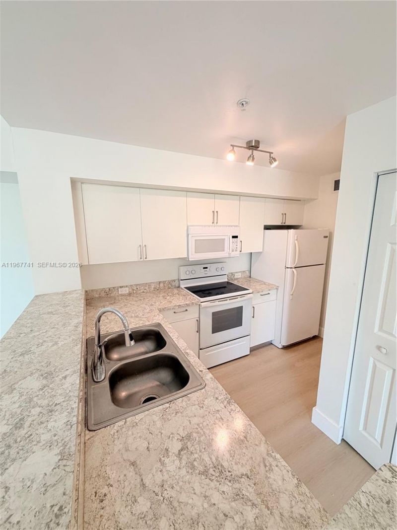 11165 SW 6th St , Unit 302, Pembroke Pines, FL 33025 Photo