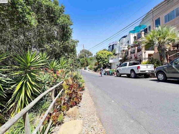 Outlook Ave, Oakland, CA 94608