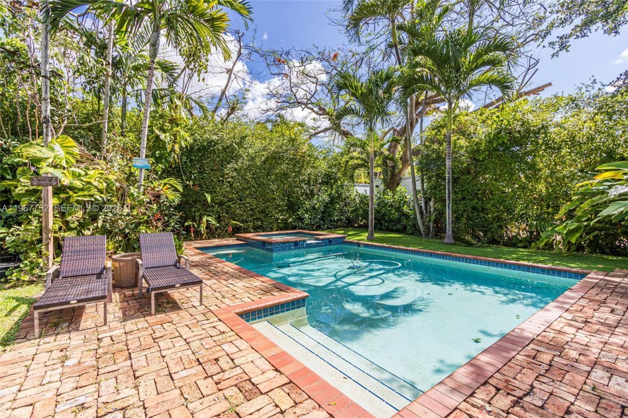 665 NE 120th St, Biscayne Park, FL 33161 Photo