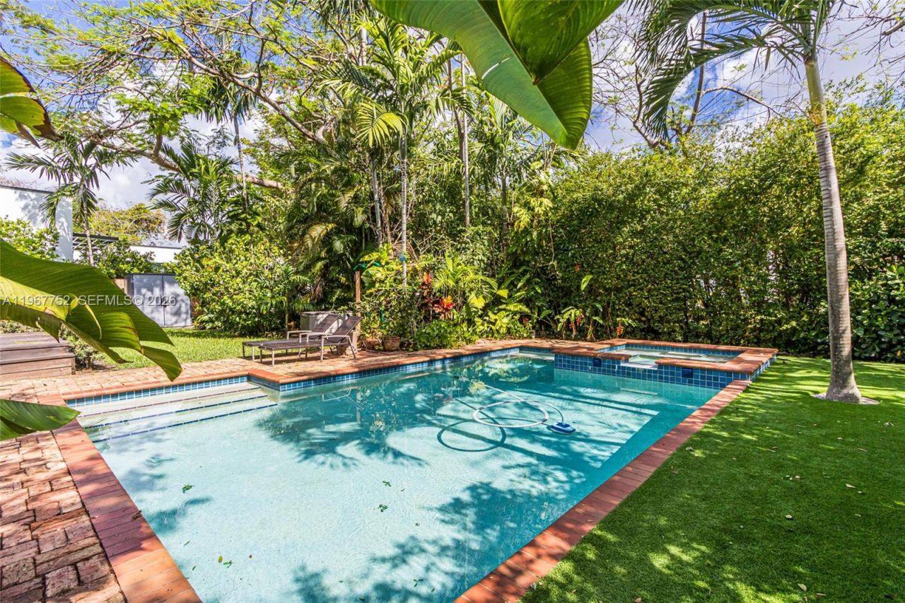 665 NE 120th St, Biscayne Park, FL 33161 Photo