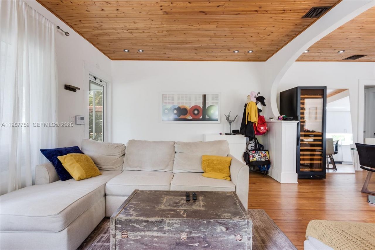 665 NE 120th St, Biscayne Park, FL 33161 Photo