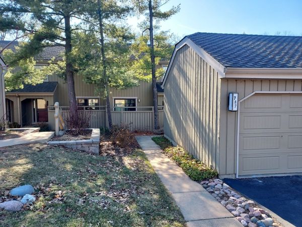787 Oak Hill Road, Unit 467, Lake Barrington, IL 60010