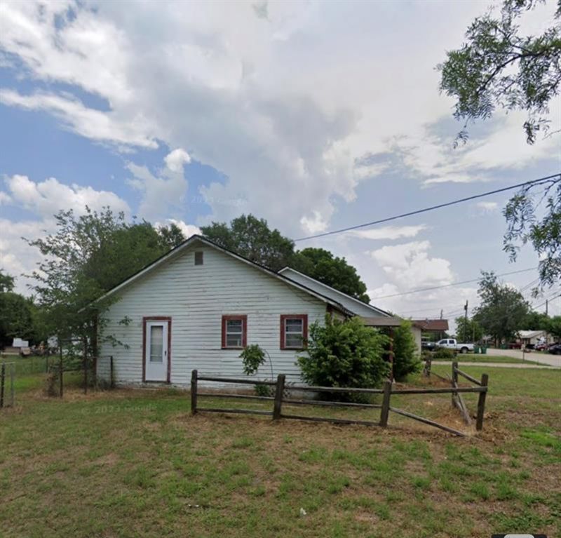 250 W Thompson Street, Jacksboro, TX 76458 Main Photo