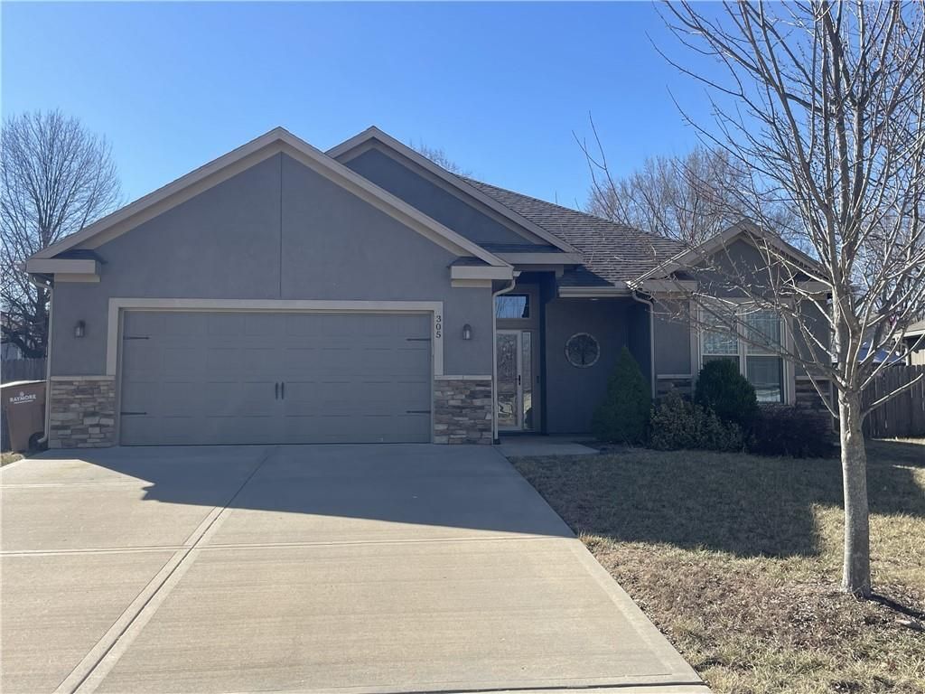 305 E Olive Street, Raymore, MO 64083 Main Photo