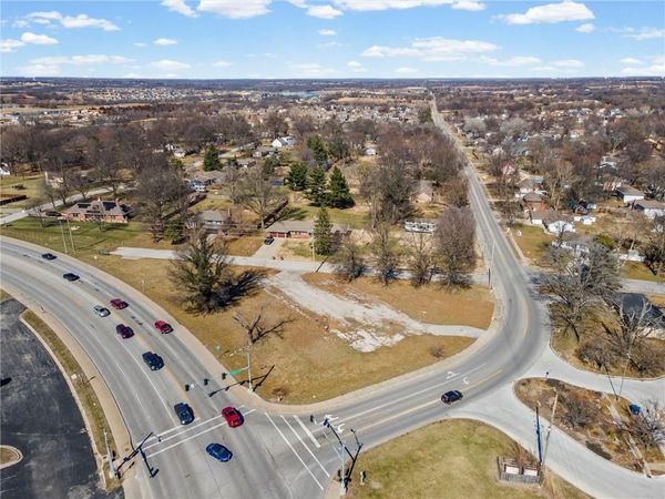 317 & 319 W Foxwood Drive, Raymore, MO 64083