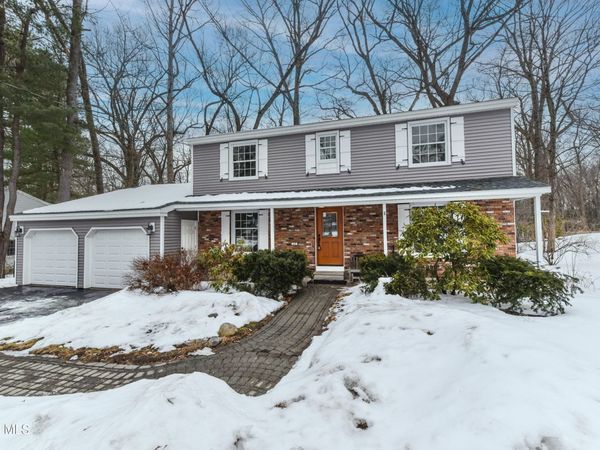 17 Canterbury Road, Clifton Park, NY 12065