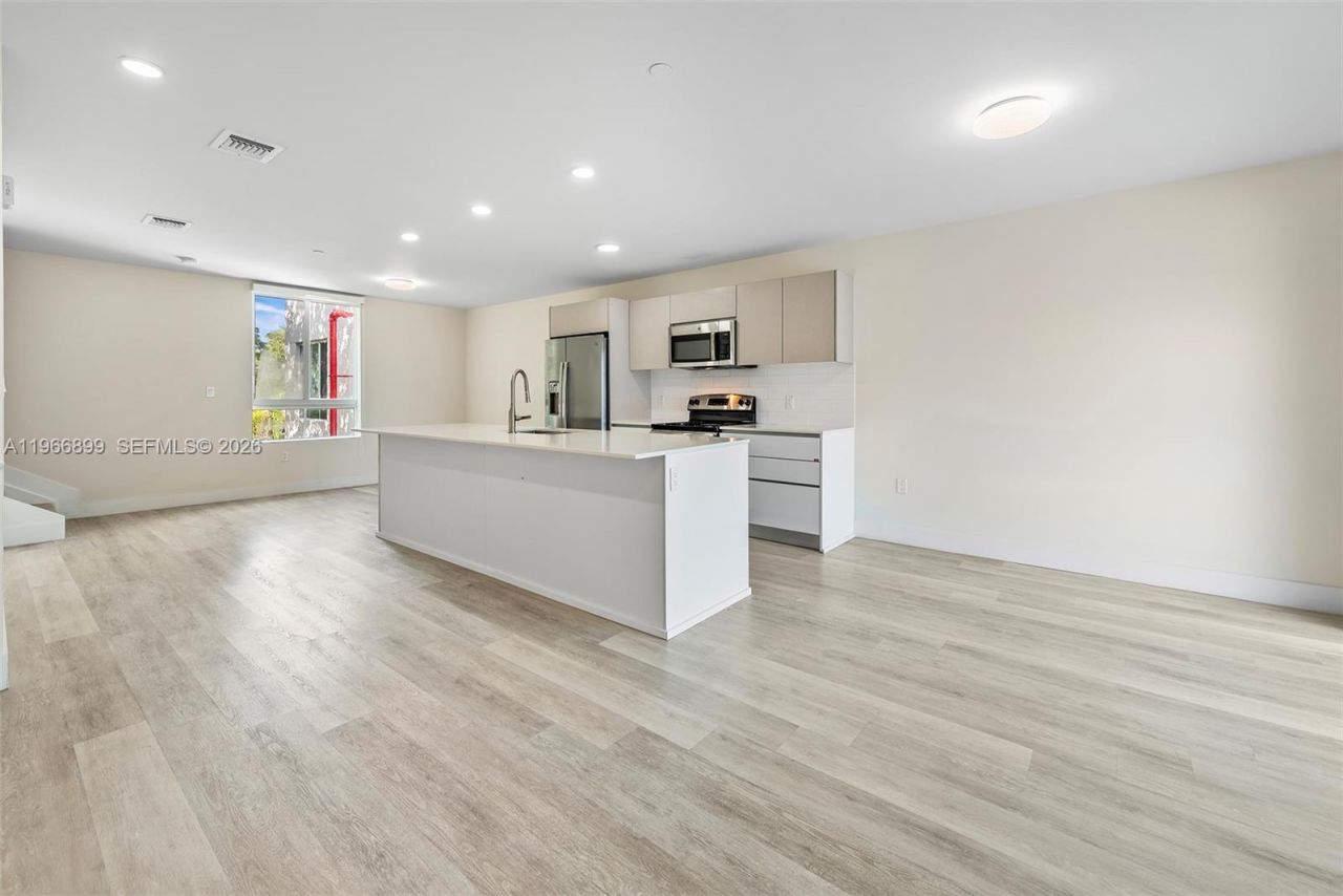 2561 NE 193rd St, Unit 1203, Miami, FL 33180 Photo