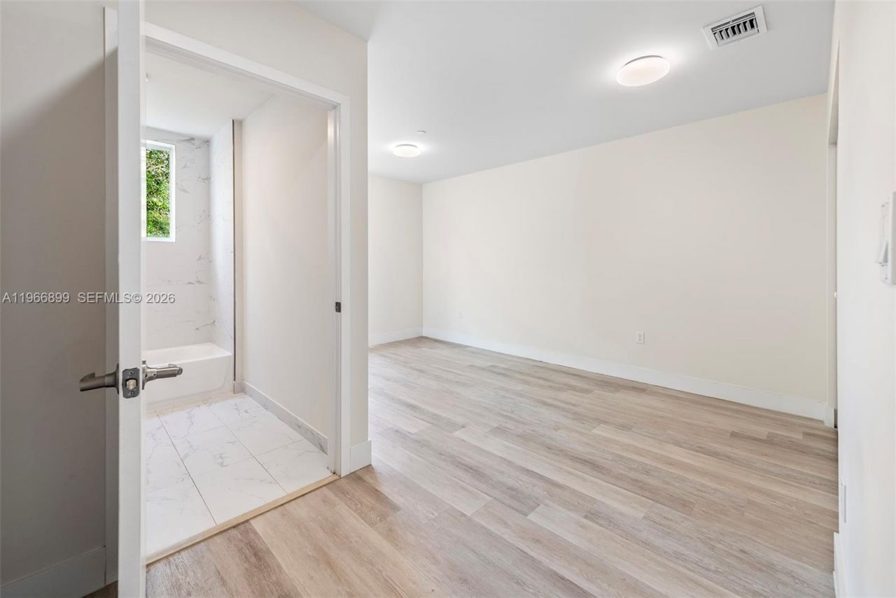 2561 NE 193rd St, Unit 1203, Miami, FL 33180 Photo