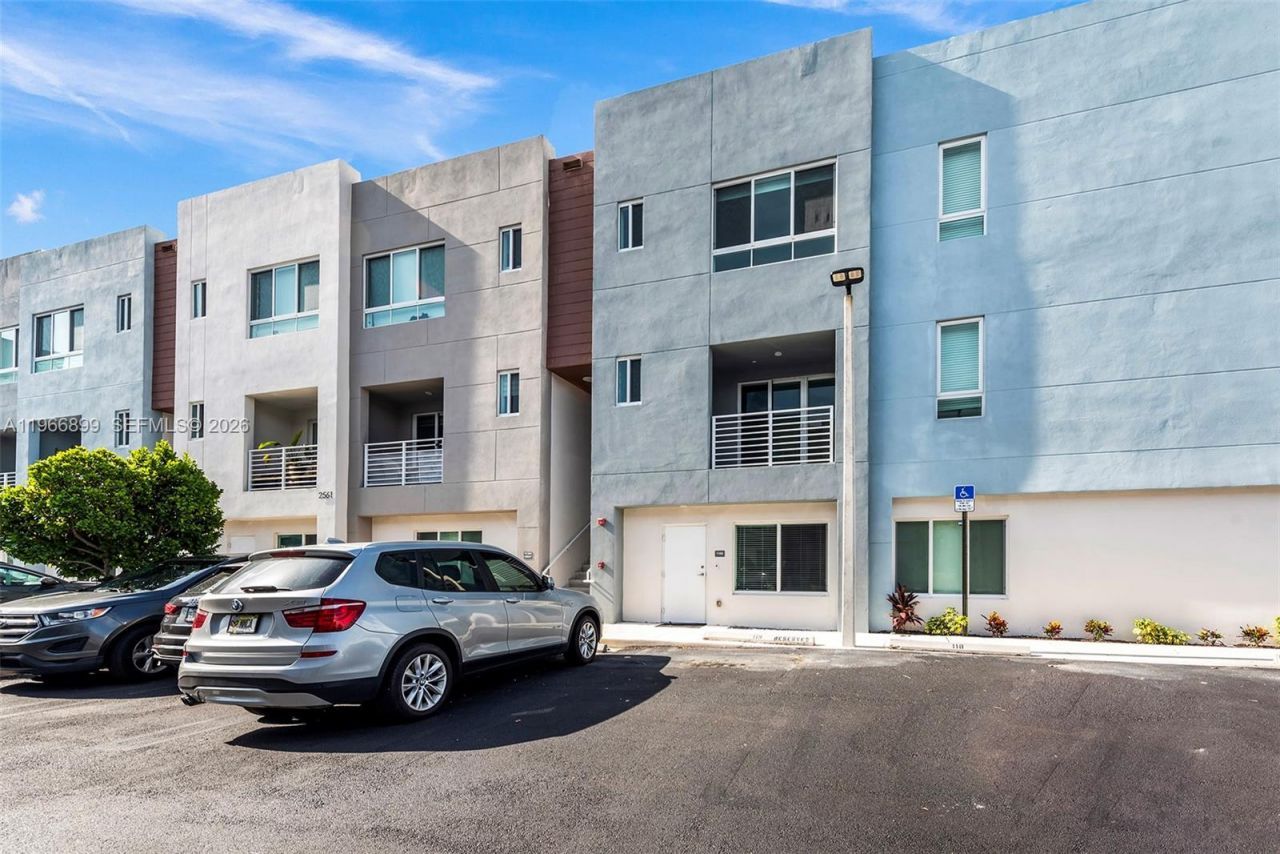 2561 NE 193rd St, Unit 1203, Miami, FL 33180 Photo