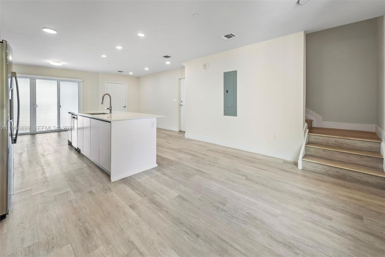 2561 NE 193rd St, Unit 1203, Miami, FL 33180 Photo