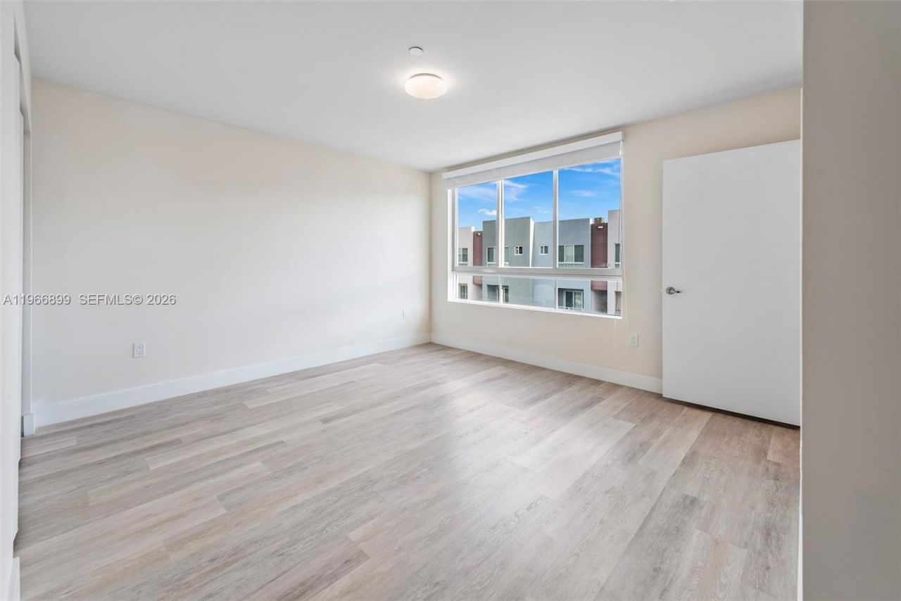 2561 NE 193rd St, Unit 1203, Miami, FL 33180 Photo