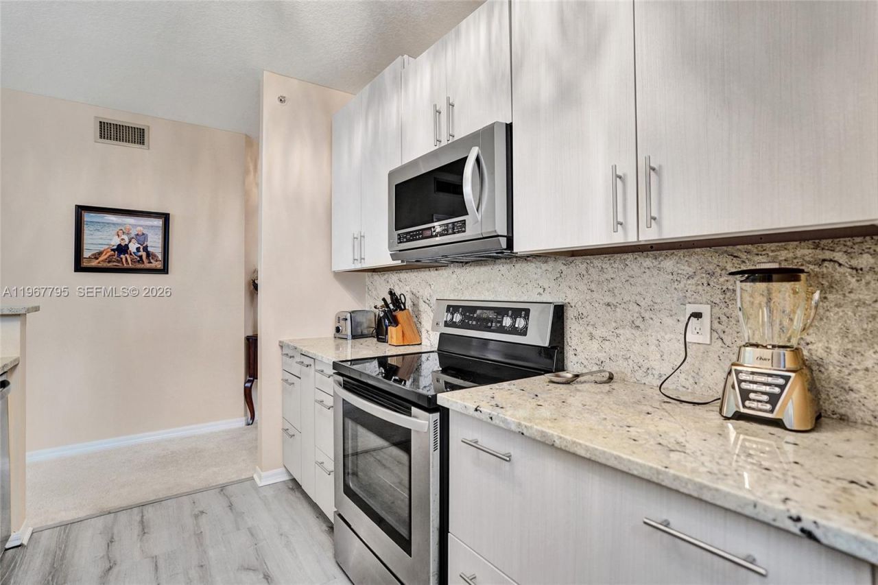 2421 NE 65th St, Unit 202, Fort Lauderdale, FL 33308 Photo