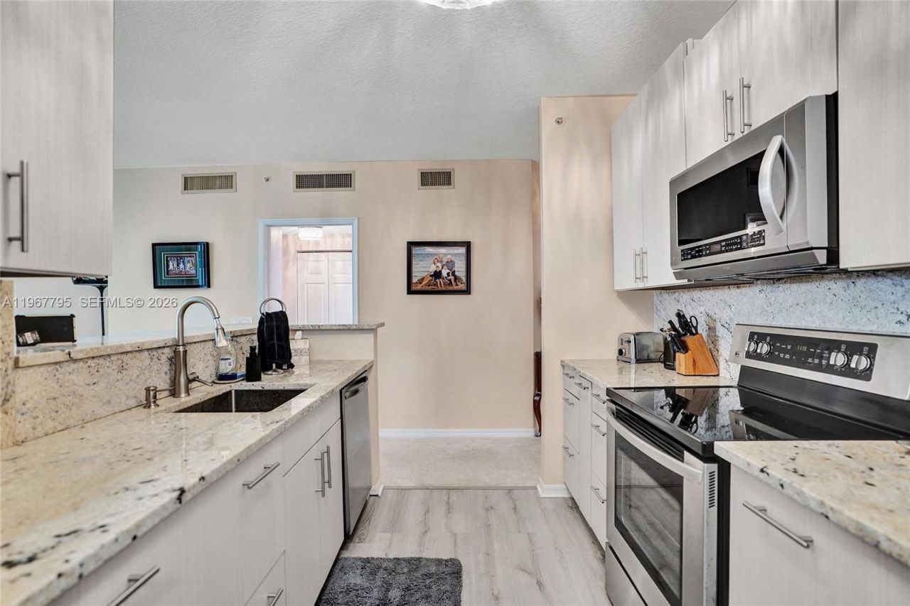 2421 NE 65th St , Unit 202, Fort Lauderdale, FL 33308 Photo