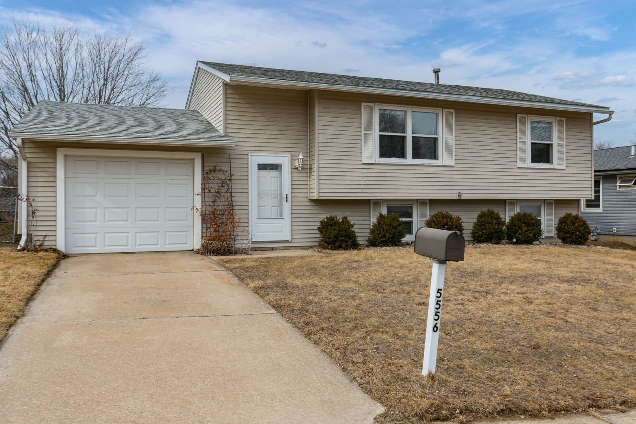 5556 N Thornwood Avenue, Davenport, IA 52806 Main Photo