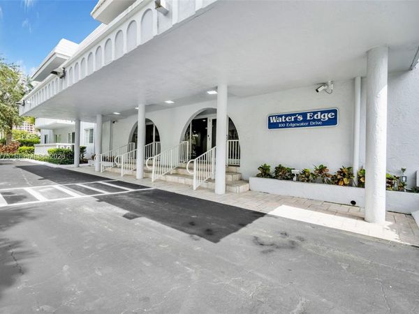 100 Edgewater Dr , Unit 240, Coral Gables, FL 33133