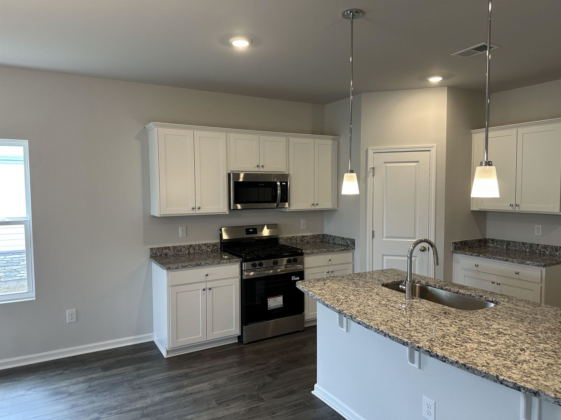 2499 Campton Loop Photo 6
