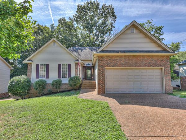 1617 Roundhill Dr, Nashville, TN 37211