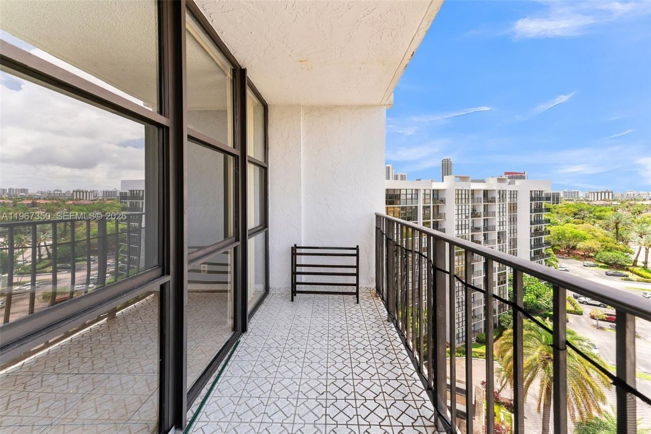 800 Parkview Dr, Unit 1007, Hallandale Beach, FL 33009 Photo