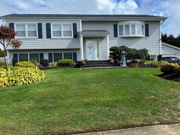 65 Gateway Drive , Copiague, NY 11726