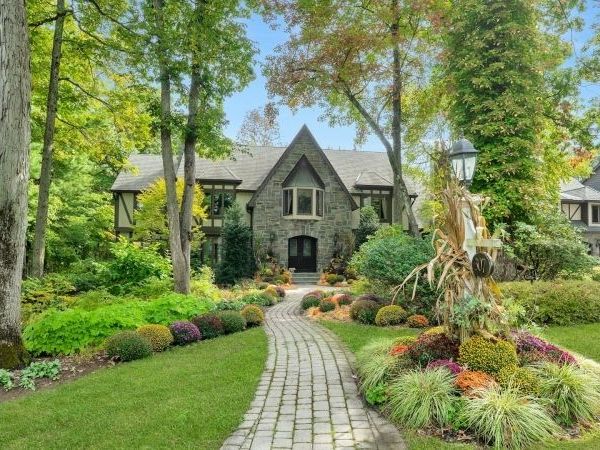 307 Freemans Ln, Franklin Lakes, NJ 07417