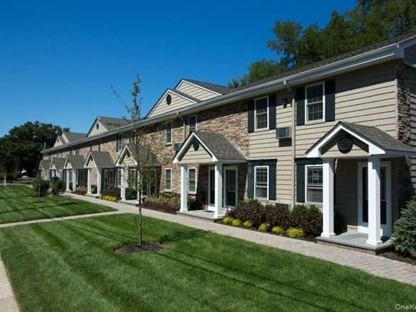 19 Pickwick Lane , Unit 19, North Babylon, NY 11703