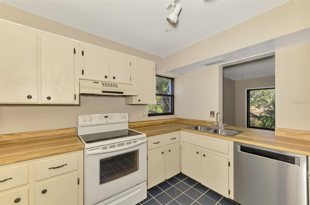 984 N Beneva Road, Unit T7, Sarasota, FL 34232 Photo