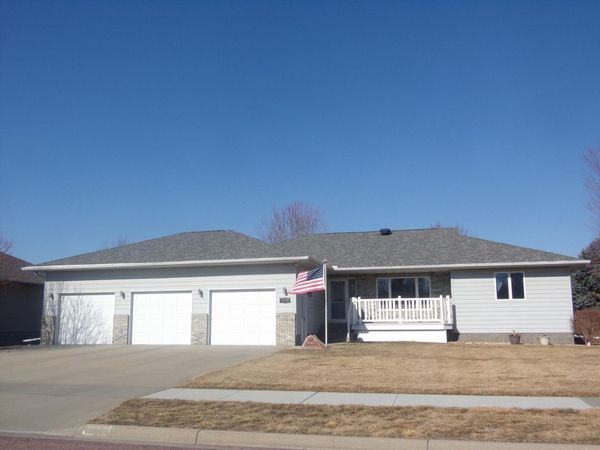 1516 Pinehurst Ave, Mitchell, SD 57301