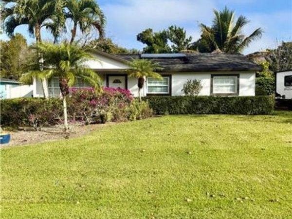 733 Pine Cone LN, NAPLES, FL 34104
