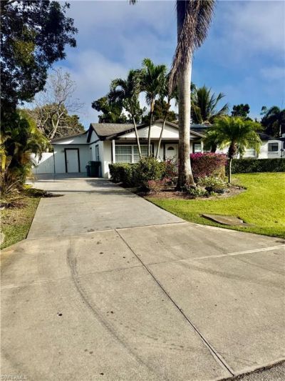 733 Pine Cone Ln, Naples, FL 34104 Photo