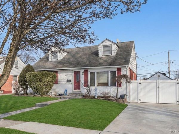 597 Seminole Road , Franklin Square, NY 11010