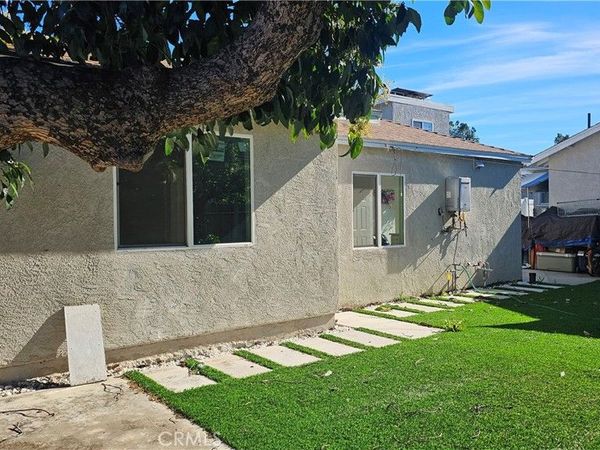 17615 Victory Boulevard, Lake Balboa, CA 91406