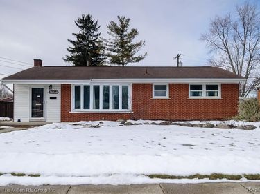 36686 Thinbark Street, Wayne, MI 48184