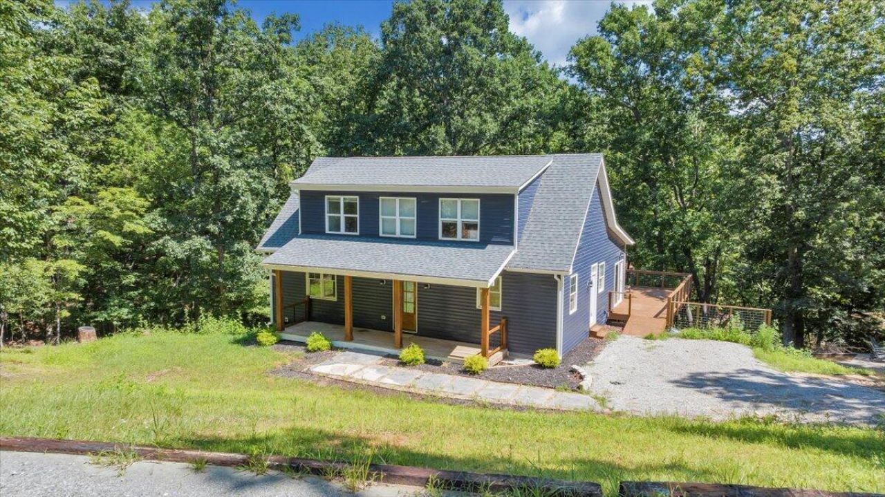 106 Sherwood Dr, Huddleston, VA 24104 Main Photo