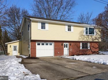 14 AMY DRIVE, HARRISBURG, PA 17112