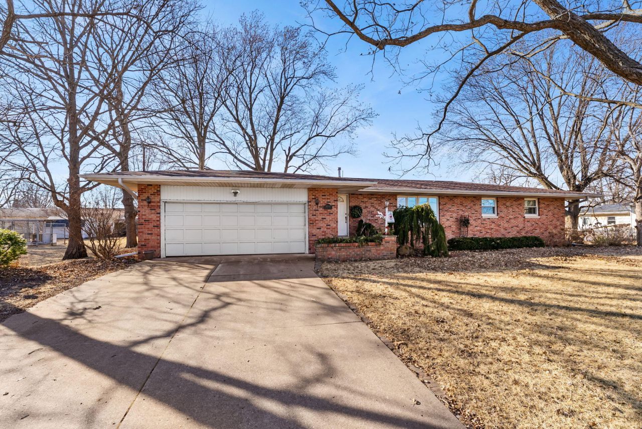 109 N Jefferson St, Grandview, IA 52752 Main Photo