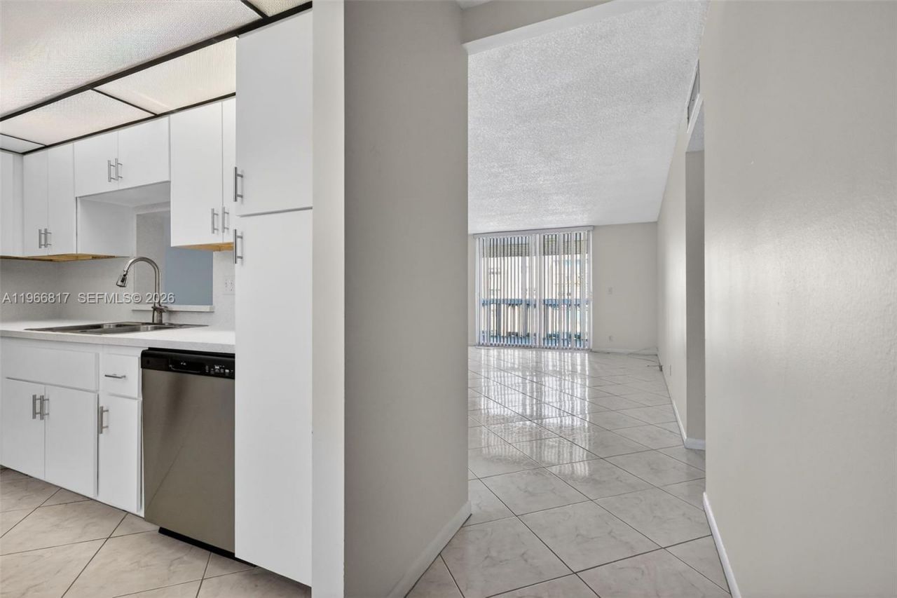 421 NE 14th Ave , Unit 608, Hallandale Beach, FL 33009 Photo
