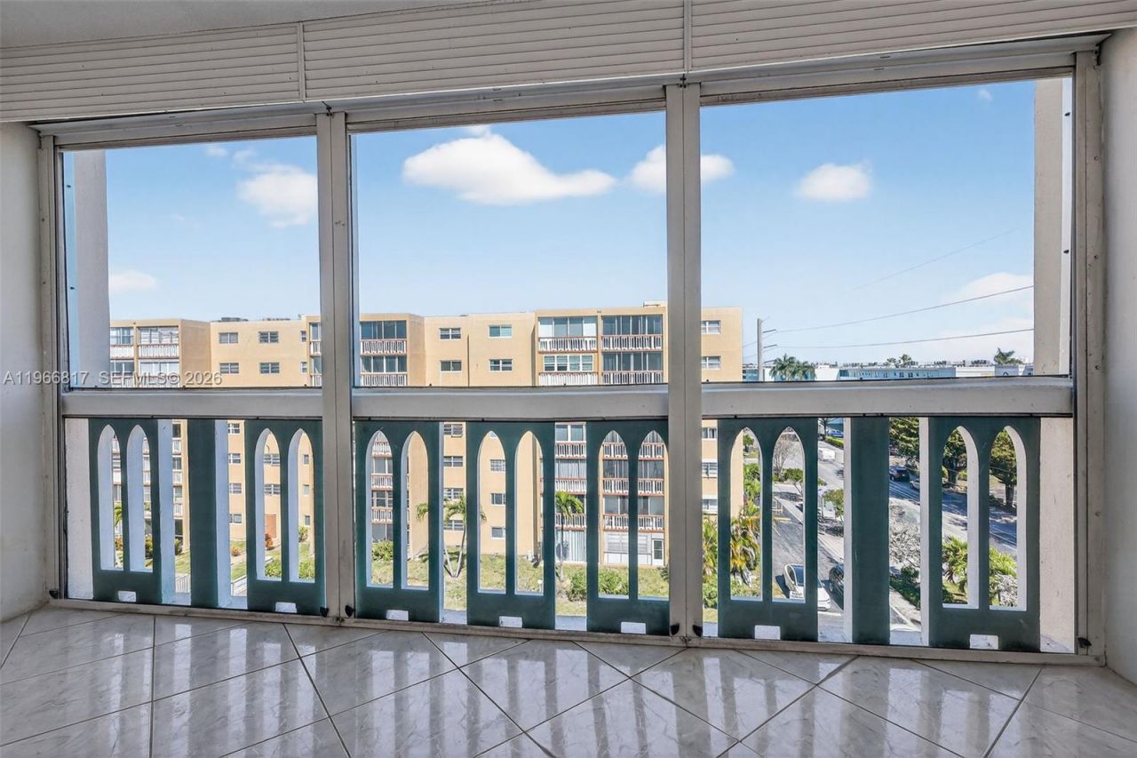 421 NE 14th Ave , Unit 608, Hallandale Beach, FL 33009 Photo