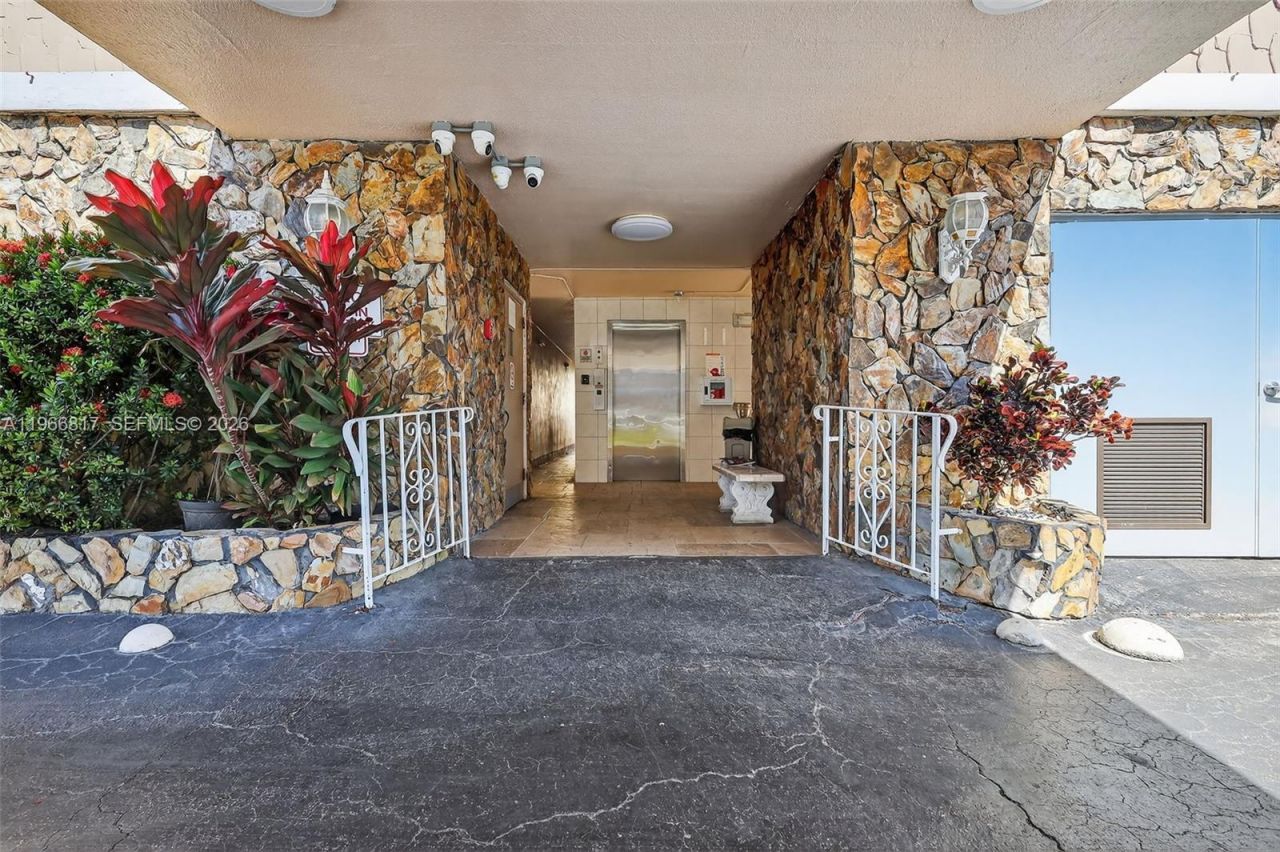 421 NE 14th Ave , Unit 608, Hallandale Beach, FL 33009 Photo