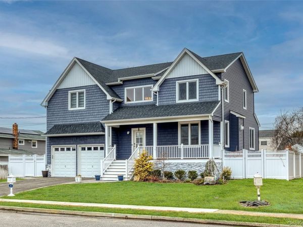 72 W Marine Avenue , Lindenhurst, NY 11757